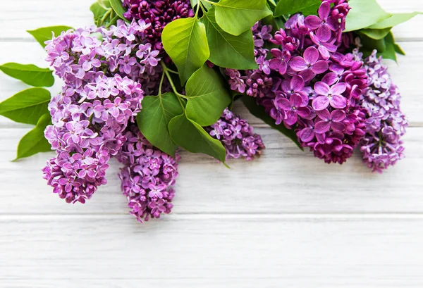 Lilac Plochém Stylu Bílém Dřevěném Pozadí Nádherné Jaro Pohled Shora — Stock fotografie