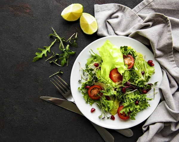 Ensaladera Mixta Verde Fresca Con Tomates Microgreens Sobre Fondo Hormigón — Foto de Stock