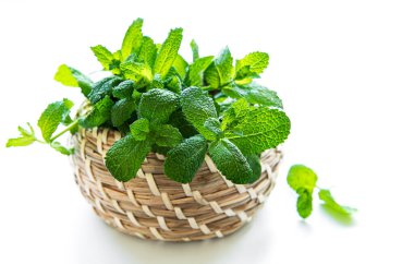 Bir sepet taze nane. Beyaz arkaplanda izole
