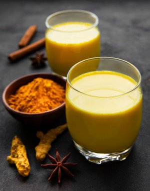 Sarı zerdeçal latte. Tarçınlı altın süt, zerdeçal, zencefil ve bal....