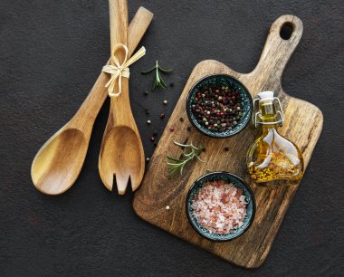 Siyah arka planda eski ahşap mutfak aletleri ve baharatlar