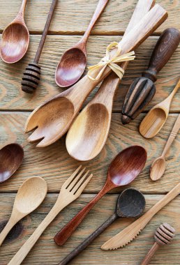 Ahşap çatal bıçak takımının üst görüntüsü eski ahşap bir arka planda, düz yatıyordu.