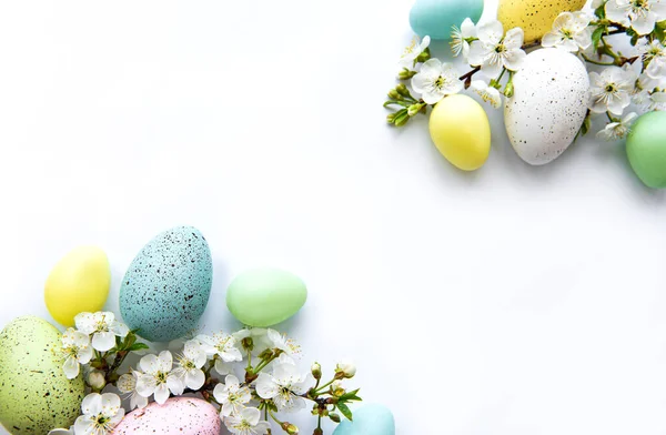 Fargerike Påskeegg Med Blomstrende Vårblomster Isolert Hvit Bakgrunn Farget Egg – stockfoto