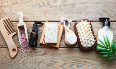 Sıfır doğal kozmetik ürünlerini ahşap arka planda ziyan ediyor. Düz yatıyordu. 