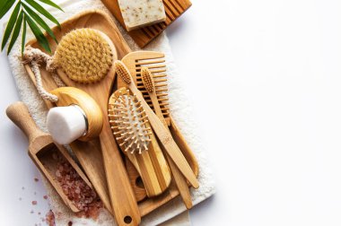 Sıfır beyaz arka planda doğal kozmetik ürünlerini israf ediyor. Düz yatıyordu. 