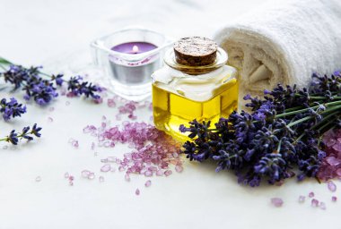 Lavantalı doğal organik SPA kozmetik. Düz banyo tuzu, spa ürünleri ve ahşap arka planda lavanta çiçekleri. Cilt bakımı, güzellik tedavi konsepti