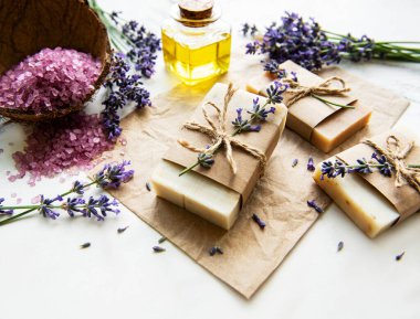 Lavantalı doğal organik SPA kozmetik. Düz banyo tuzu, spa ürünleri ve ahşap arka planda lavanta çiçekleri. Cilt bakımı, güzellik tedavi konsepti