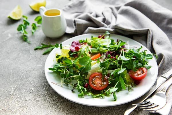 Verse Groene Gemengde Slakom Met Tomaten Microgreens Betonnen Ondergrond Gezond — Stockfoto