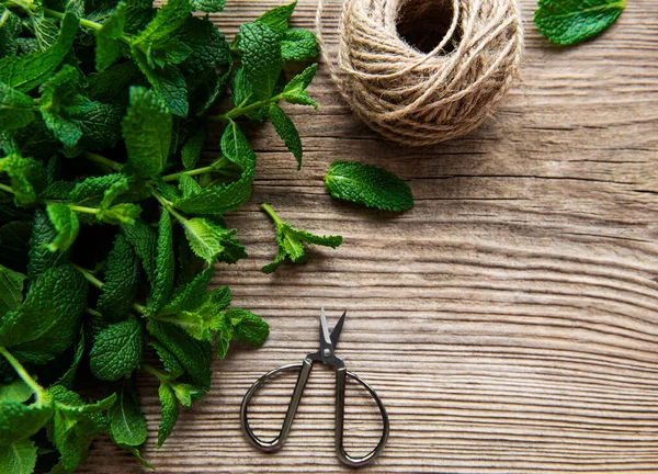 Fresh Mint Leaves Old Wooden Background — Stock Photo, Image