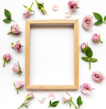 Beyaz arka plandaki güllerin iskeleti. Düz yatıyordu.