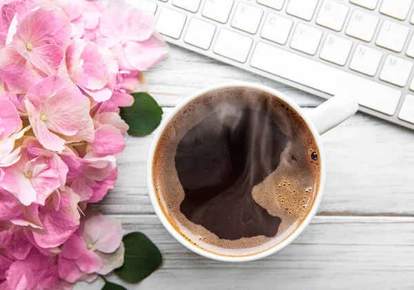 Arbeidslokale Med Rosa Hydrangea Blomsterbukett Kopp Kaffe Tastatur Med Hvit – stockfoto