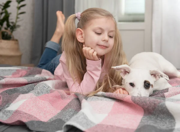 犬と幸せな子供 ペットと肖像画の女の子 女の子と白のジャック ラッセル — ストック写真