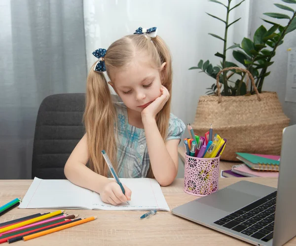 Schattig Meisje Doet Huiswerk Haar Kamer Thuis — Stockfoto