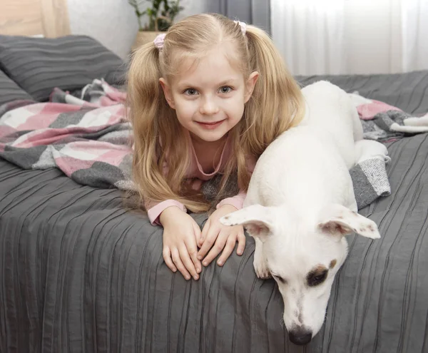 Criança Feliz Com Cão Menina Retrato Com Animal Estimação Menina — Fotografia de Stock