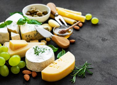 Çeşit çeşit peynir, üzüm, bal ve abur cuburlar.