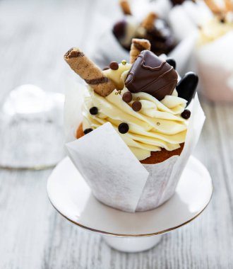 Beyaz ahşap arka planda çikolatalı kekler