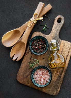 Siyah arka planda eski ahşap mutfak aletleri ve baharatlar