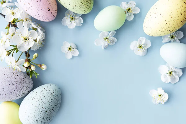 Fargerike Påskeegg Med Vårblomst Blomsterblå Bakgrunn Farget Egg Feriegrense – stockfoto