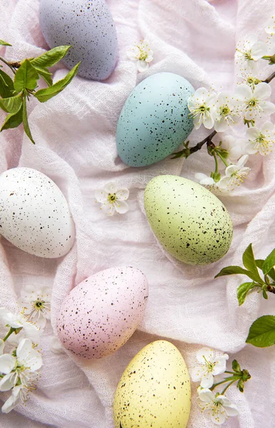 Påskeegg Rosa Stoffbakgrunn Med Vårkirsebærblomst – stockfoto