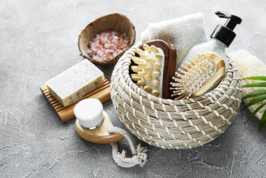 Sıfır atık doğal kozmetik ürünleri beton arka planda. Düz yatıyordu. 