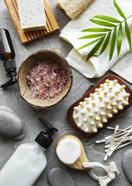 Sıfır atık doğal kozmetik ürünleri beton arka planda. Düz yatıyordu. 