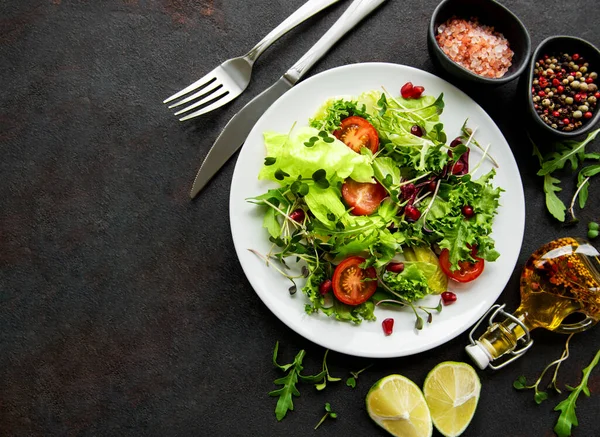 Ensaladera Mixta Verde Fresca Con Tomates Microgreens Sobre Fondo Hormigón — Foto de Stock