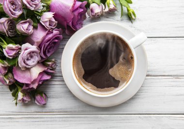 Sabah kahvesi ve arka planda güzel gül çiçekleri, üst manzara. Sıcak bir kahvaltı. Düz yatıyordu