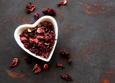 Beyaz kasede Hibiscus çayı. Geçmişi sil. Boşluğu kopyala.