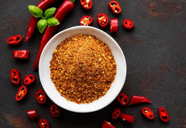 Kırmızı biber, koyu arkaplanda kurutulmuş biber. Üst görünüm