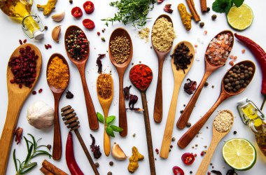 Beyaz arkaplanda izole edilmiş çeşitli baharatlar, üst görünüm