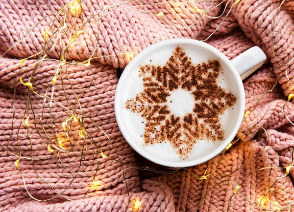 Kaffee Mit Schneeflockenmuster Auf Einem Warmen Strickpullover Ansicht Von Oben — Stockfoto