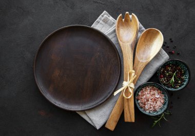 Siyah arkaplanda boş ahşap tabak