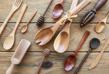 Ahşap çatal bıçak takımının üst görüntüsü eski ahşap bir arka planda, düz yatıyordu.