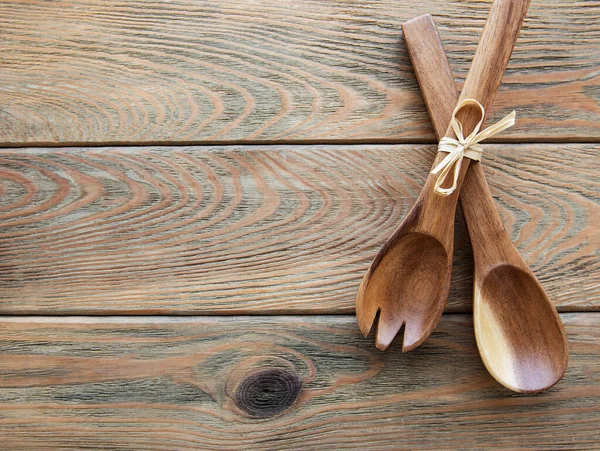Zwei Hölzerne Salatlöffel Auf Altem Holzgrund Flach Gelegt — Stockfoto