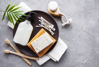 Sıfır atık doğal kozmetik ürünleri beton arka planda. Düz yatıyordu. 