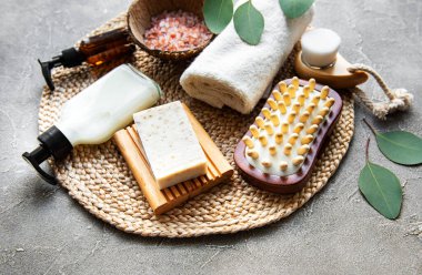 Sıfır atık doğal kozmetik ürünleri beton arka planda. Düz yatıyordu. 