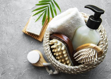 Sıfır atık doğal kozmetik ürünleri beton arka planda. Düz yatıyordu. 