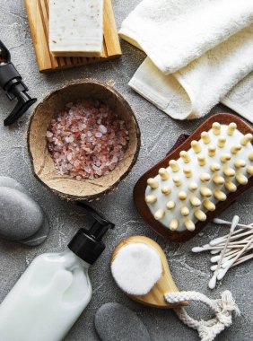 Sıfır atık doğal kozmetik ürünleri beton arka planda. Düz yatıyordu. 