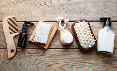 Sıfır doğal kozmetik ürünlerini ahşap arka planda ziyan ediyor. Düz yatıyordu. 