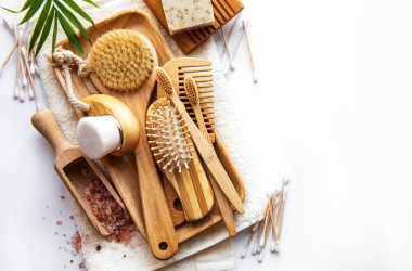 Sıfır beyaz arka planda doğal kozmetik ürünlerini israf ediyor. Düz yatıyordu. 