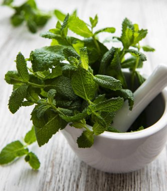 Beyaz ahşap sırtüstü taze naneli harç.