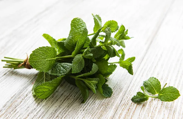 Hojas Menta Fresca Sobre Fondo Madera Viejo Plano — Foto de Stock