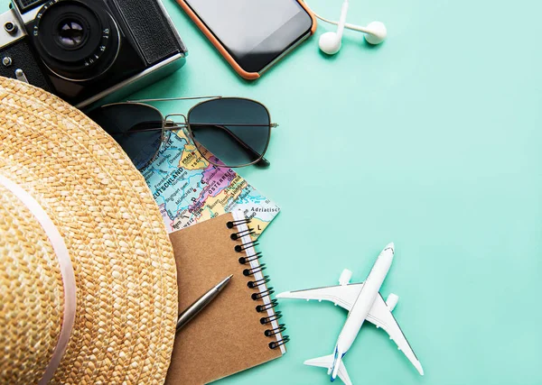 Überblick Über Das Zubehör Des Reisenden Unverzichtbare Urlaubsartikel Reisekonzept Hintergrund — Stockfoto