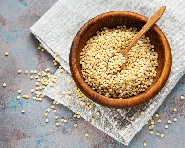 Couscous Cru Uma Tigela Madeira Colher Mesa — Fotografia de Stock