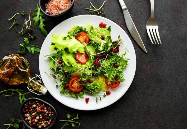 Ensaladera Mixta Verde Fresca Con Tomates Microgreens Sobre Fondo Hormigón — Foto de Stock