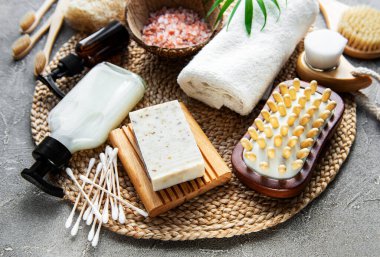 Sıfır atık doğal kozmetik ürünleri beton arka planda. Düz yatıyordu. 