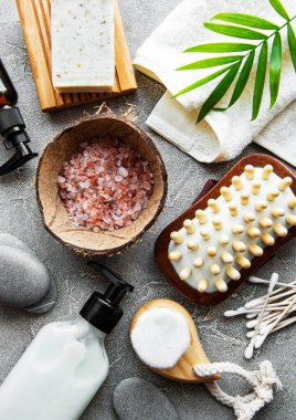 Sıfır atık doğal kozmetik ürünleri beton arka planda. Düz yatıyordu. 