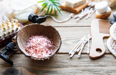 Sıfır doğal kozmetik ürünlerini ahşap arka planda ziyan ediyor. Düz yatıyordu. 