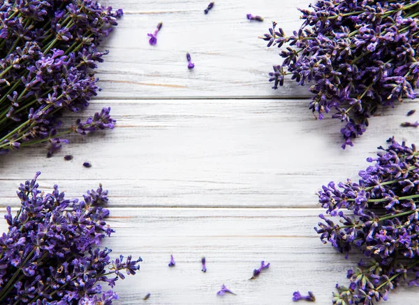 Flores Frescas Ramo Lavanda Vista Superior Sobre Fondo Madera Blanca — Foto de Stock