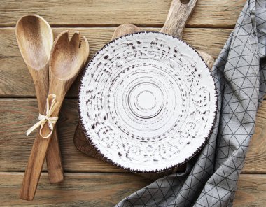 Eski ahşap bir masaya peçeteyle boş tabak.